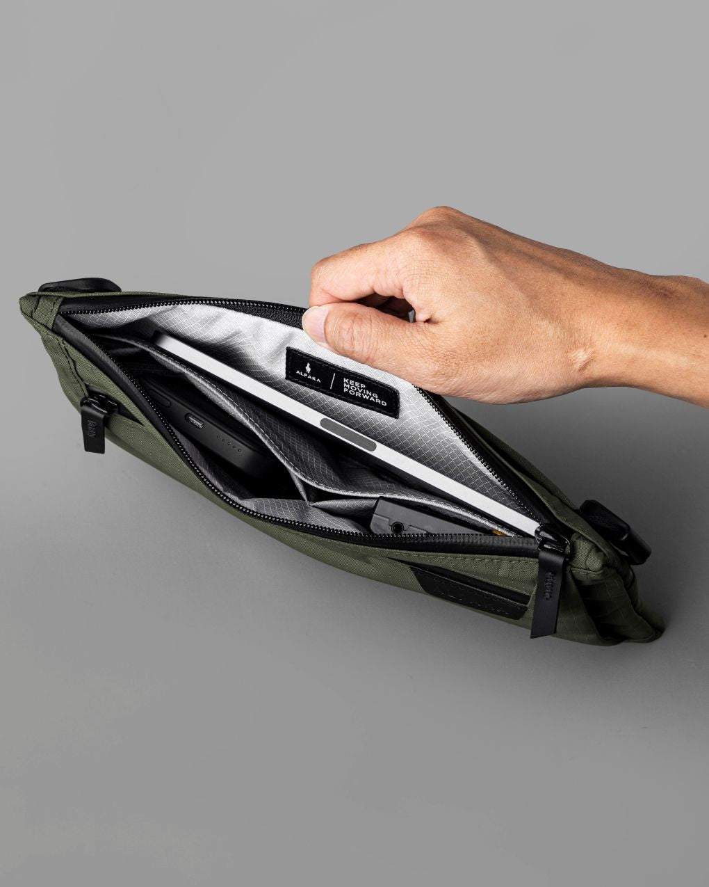 ALPAKA（アルパカ）　ZIP POUCH MAX V2