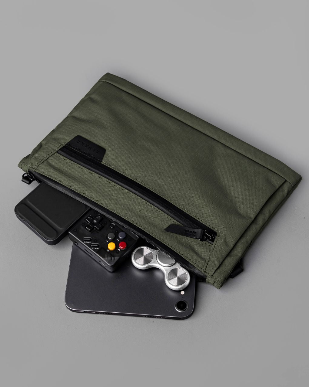 ALPAKA（アルパカ）　ZIP POUCH MAX V2
