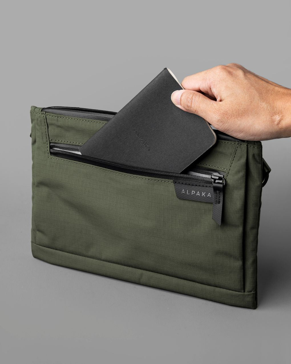 ALPAKA（アルパカ）　ZIP POUCH MAX V2